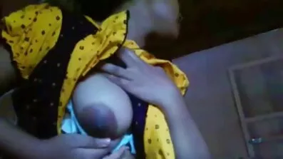 দাদা ঠিক মেঝেতে আমন্ত্রিত মেয়েটিকে চোদাচ্ছেন। সেক্সি বিএফ