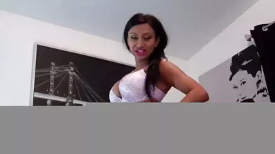 তুষার-সাদা বিছানায় একটি সেক্সি ভিডিও সেক্স ভিডিও হোটেলে যৌনসঙ্গম