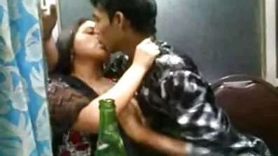 একটি হালকা peignoir হিন্দি সেক্সি বিএফ একটি মেয়ে পেশাগতভাবে শেষ sucks