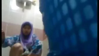 চর্মসার এশিয়ান বিএফ সেক্সি মেয়ে বড় কালো বাঁড়া চুষে