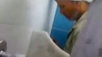 পুলের ধারে একজন সুদর্শন কালো মানুষ একজন সাদা পরিচারিকার গলা চেপে ধরেছে। হিন্দি বিএফ সেক্সি