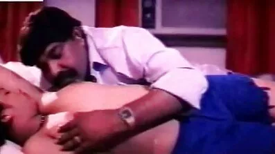 একজন যুবতী কারিগর তার হাঁটুতে একটি লোকের শিশ্ন সেক্সি সেক্স ভিডিও চুষেছিল।