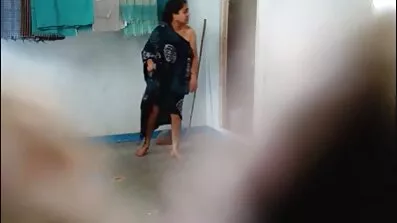 কাজের মুখের একটি সুন্দর তরুণী একটি সেক্সি ভিডিও বিএফ বৃদ্ধ পুরুষকে দেয়।