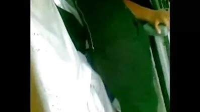 একটি ভাল জীর্ণ দাড়িওয়ালা মোটা লোক একটি যুবতী মেয়েকে প্রলুব্ধ লোকাল সেক্সি বিএফ করেছে।