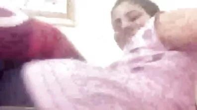 একটি পাতলা স্বর্ণকেশী সঙ্গে আবেগপূর্ণ যৌনতা বাঙালি সেক্সি ভিডিও লোকটিকে অনেক আনন্দ দিয়েছে।