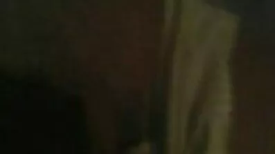 কালো কেশিক ভদ্রমহিলা বাসর রাতের সেক্সি ভিডিও সোফায় নিজের ভিতরে একটি ভাইব্রেটর ঢেলে দিচ্ছেন।