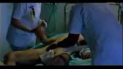 একটি পাতলা স্বর্ণকেশী তার মুখ দিয়ে হিন্দি সেক্সি বিএফ তার বন্ধু খুশি