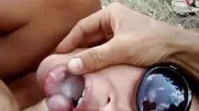একটা ভদ্র নতুন বাংলা সেক্সি ভিডিও চেহারার মেয়ে দুটো চুমু খেয়ে বাড়া চুষছে