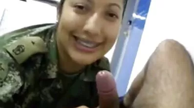 হ্যান্ডজব সেক্সি ভিডিও বিএফ লম্পট সঙ্গীকে উত্তেজিত করে।