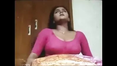 বন্ধু হিন্দি বিএফ সেক্সি রাশিয়ান সিসির সূক্ষ্ম স্বাদ উপভোগ করতে পছন্দ করে।