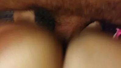 বিছানায় শুয়ে সুখে লোমশ বাংলা সেক্সি বিএফ মোরগ গিলে ফেলে।