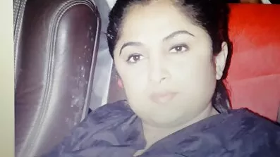 প্রিয় স্বামীর জন্য, স্ত্রী বসার ঘরে একটি সেক্সি বিএফ ব্লোজব দিয়েছেন।