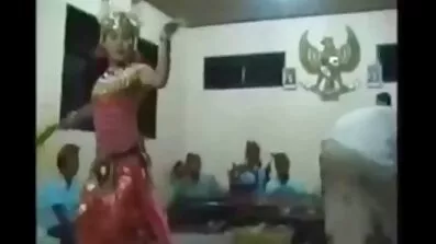 সুন্দরী মহিলা ক্যামেরার সামনে বিএফ সেক্সি বিএফ হস্তমৈথুন করে এবং একটি হিংস্র প্রচণ্ড উত্তেজনা অনুভব করে