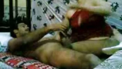 পুরানো সেক্সি ভিডিও সেক্স বন্ধু অপ্রত্যাশিতভাবে একটি ব্যর্থ-নিরাপদ schmuck নিচে মাথা