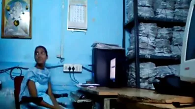 একটি হট সেক্সি বিএফ সুন্দর ছোট ছানা বিছানায় তার বুকে আঙ্গুল ঢুকিয়ে দিল
