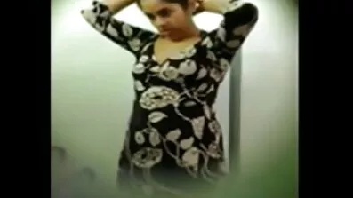 সুন্দরী মহিলা বন্ধুর সেক্সি ভিডিও চুদাচুদি কাছে একটি লোকের সাথে একটি শক্তিশালী ফ্যালাস চুষে নিল।