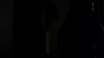 ক্ষুধার্ত অংশীদাররা সেক্সি বিএফ দাও পুলের পাশে সেক্স করছে।