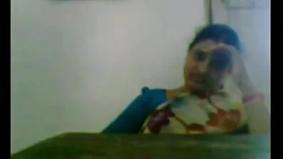 চশমাওয়ালা একজন লোক একটি বান্ধবীকে একটি বড় শিশ্নের উপর লাগিয়েছে বাঙালি বিএফ সেক্সি