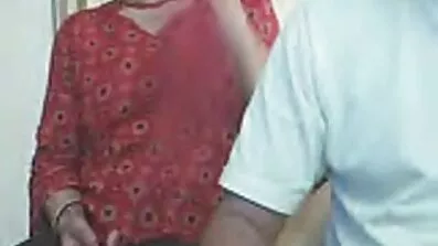 বাবা তার সেক্সি বিএফ সাথে খেলেন এবং বিছানায় তার ওয়ার্ড শুইয়ে দেন