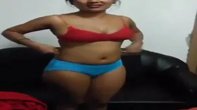 একটি ধূসর কেশিক দাড়িওয়ালা দাদা একটি বাংলা সেক্সি বিএফ মেয়েকে চুদেছে।