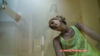 আত্মবিশ্বাসী সেক্সি ভিডিও দেখান মাচো একটি সুন্দর মেয়ে fucks