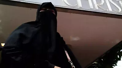 কালো কেশিক কাউবয় প্রতিবেশীর স্ত্রীকে সেক্সি ভিডিও বিএফ চুদেছে।