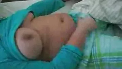 অনুপ্রবেশ আগে, তিনি তার সেক্সি ভিডিও দেখান আঙ্গুল দিয়ে ভগ pokes